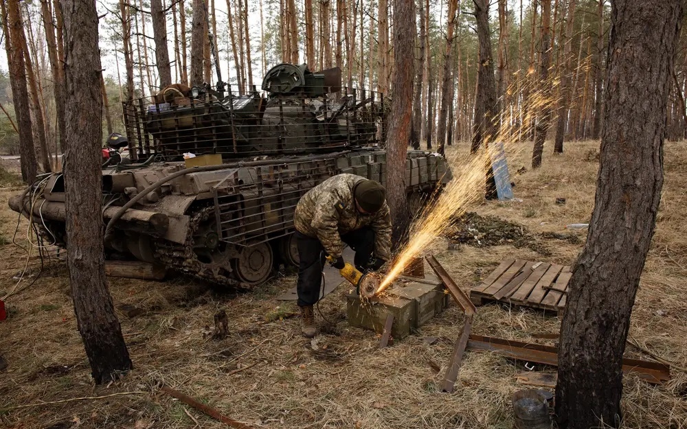 Xe tăng Ukraine phải đặt giáp lồng để chống đỡ các đòn đánh của Nga